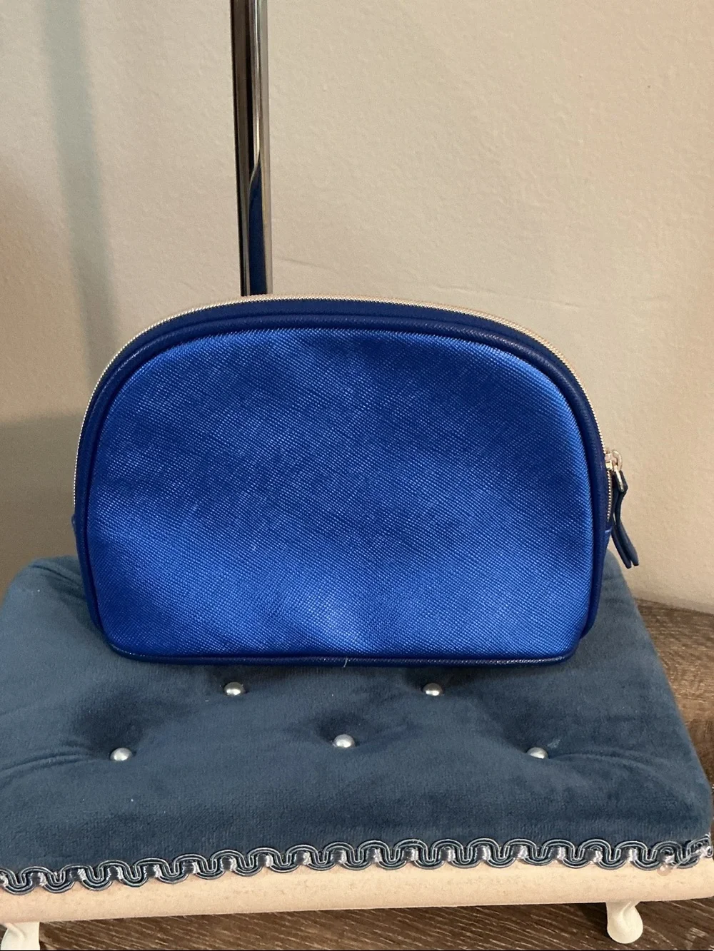 La Mer Blue Dome Cosmetic Pouch Bag 6.75” x 5” x 2” Excellent Condition